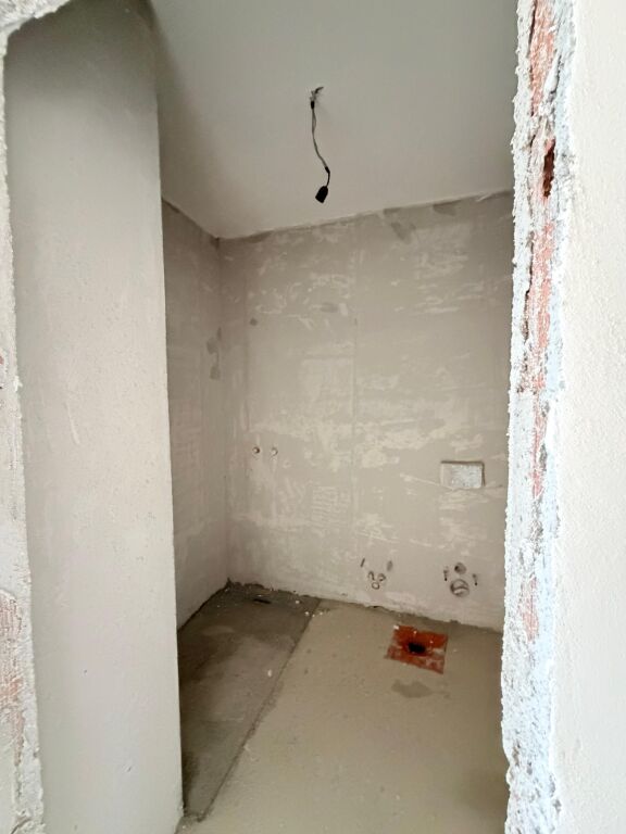 Shitet Apartament 3+1+2+Post Parkimi, tek Bulevardi i Ri