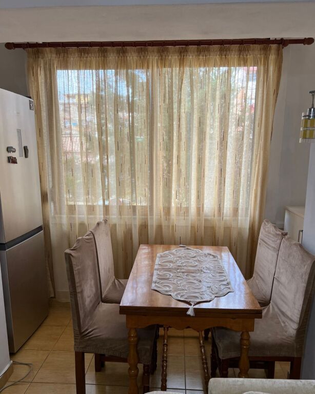 Jepet me qera Apartamenti 1+1 , Oxhaku prane Shkolles se Bashkuar 400 mije leke