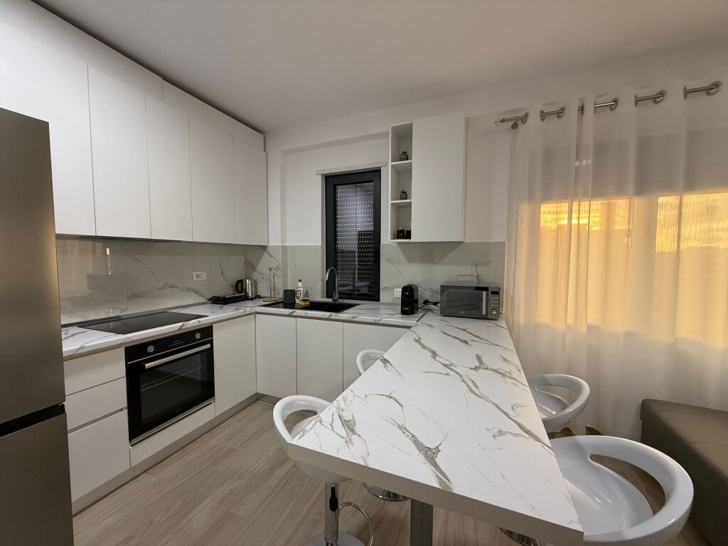 Jepet me qera apartament 2+1+2+Post Parkimi Rruga Qemal Stafa