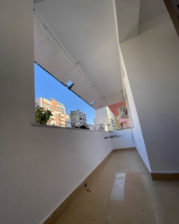 Jepet me qera Apartamenti 2+1, rruga Bardhok Biba prane Qendres ( sheshi Skenderbe) 750 mije leke