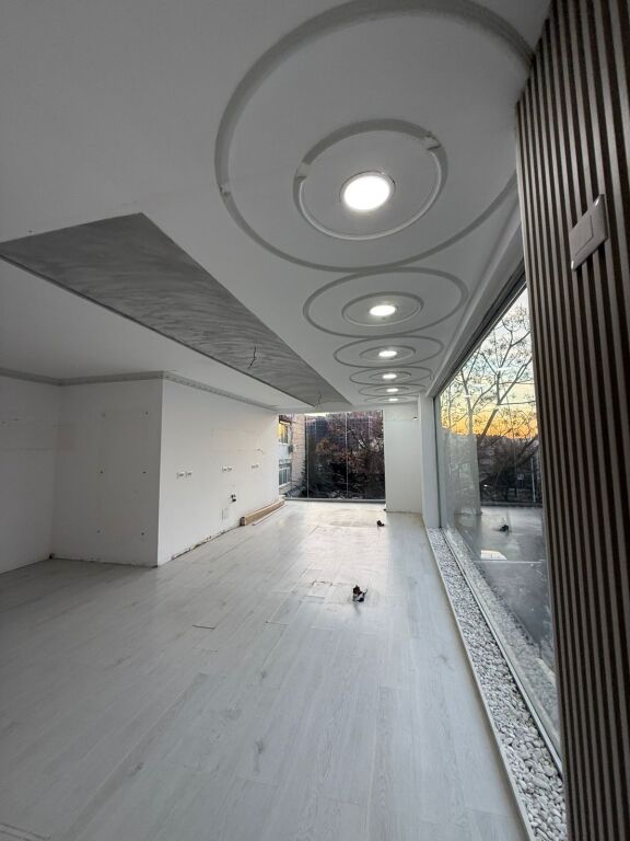 Për Shitje: Ambient Komercial / Showroom Lokacion: Muhamet Gjollesha