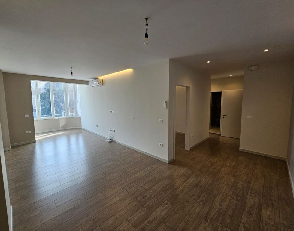 Apartament i ndarë në 2 njësi banimi ne Rrugen Muhamet Gjollesha