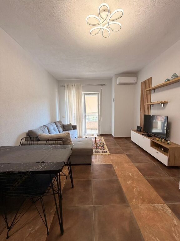 Apartament 1+1 për shitje – Shkëmbi i Kavajës, pranë Hotel Majestic