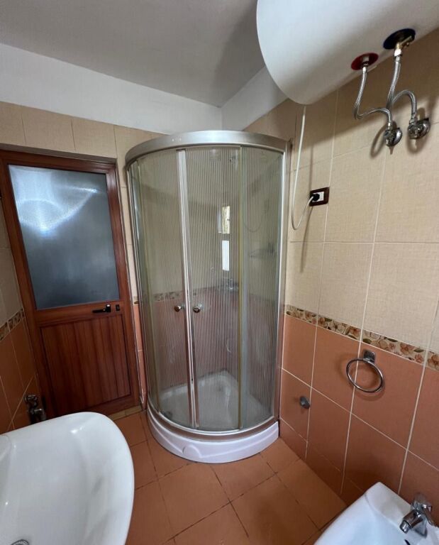 Jepet me qera Apartamenti 1+1 , Oxhaku prane Shkolles se Bashkuar 400 mije leke