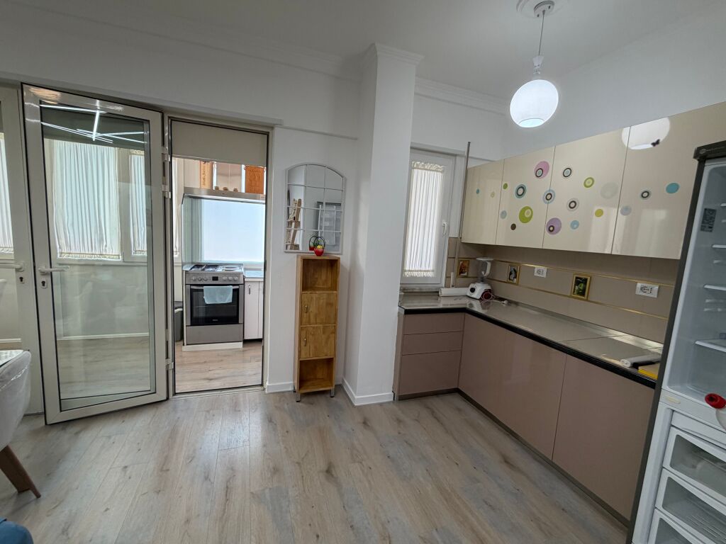 3+1,i mobiluar,liqeni i thate,1350 euro me parkim