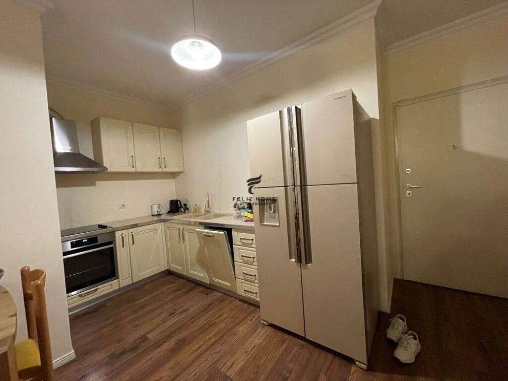 APARTAMENT ME QERA 2+1 ZOGU I ZI 1000 EURO