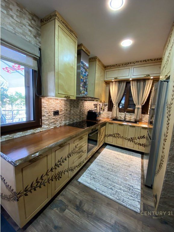 JEPET ME QERA PENTHOUSE NE YZBERISH