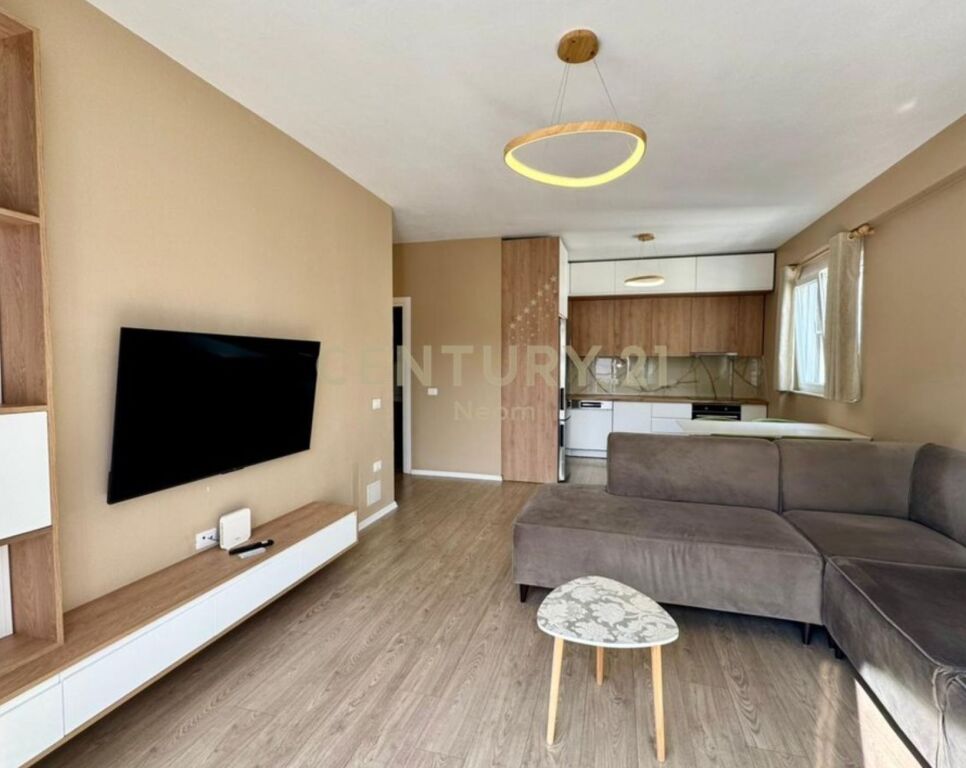 Shitet apartament modern 2+1+2