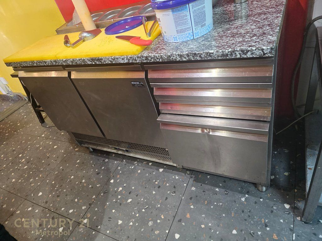 Vendita Attività Fast Food sulla Strada Principale, Vicino al Merlo 19.000 €