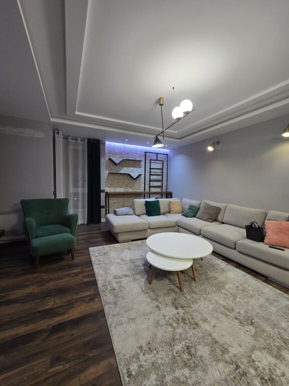 Apartament ne shitje 2+1+2 dhe 2 poste parkimi te fusha e Aviacionit