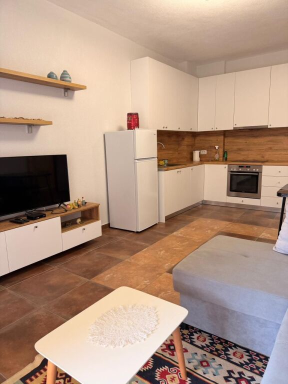 Apartament 1+1 për shitje – Shkëmbi i Kavajës, pranë Hotel Majestic