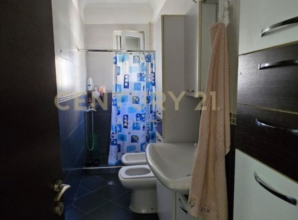 Shitet apartament 2+1