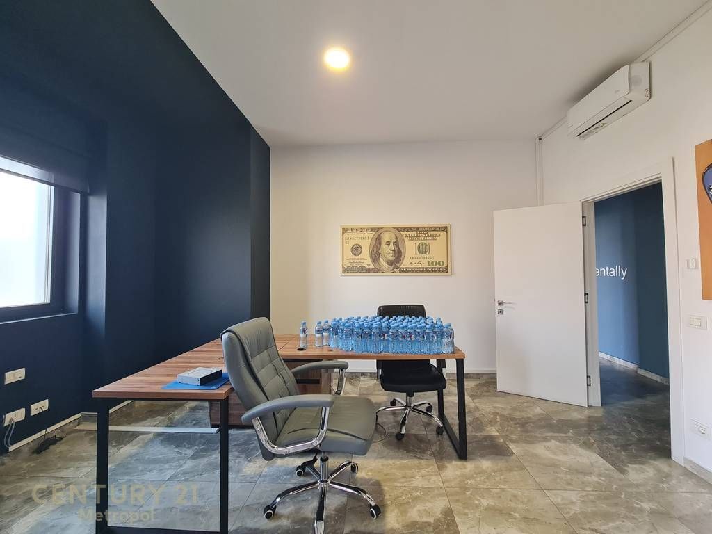 VENDO LOCALE COMMERCIALE NELLA GRANDE ANELLO-ASTIR!