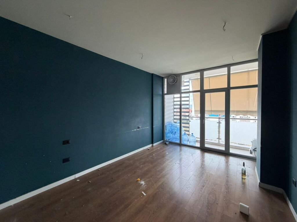 Ambient zyrash per qira tek Kika 2 tek Komuna e Parisit.