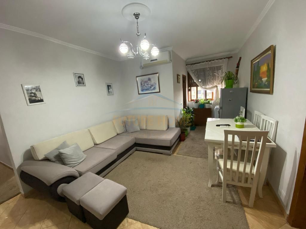 Shitet, Apartament 2+1, Kombinat, Tiranë.