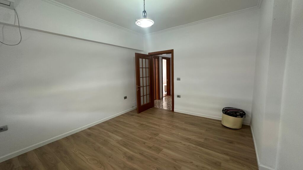 Jepet me qera apartament 2+1 tek Sheshi Willson.