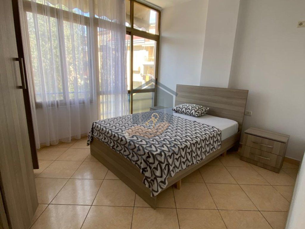 Jepet me qira apartament 1+1 – Rreshti i dytë me detin, Golem