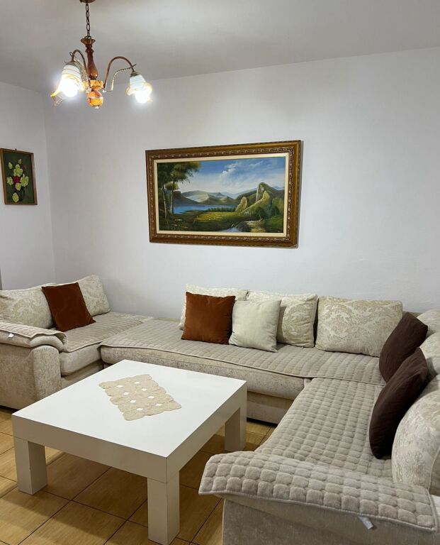 Jepet me qera Apartamenti 1+1 , Oxhaku prane Shkolles se Bashkuar 400 mije leke