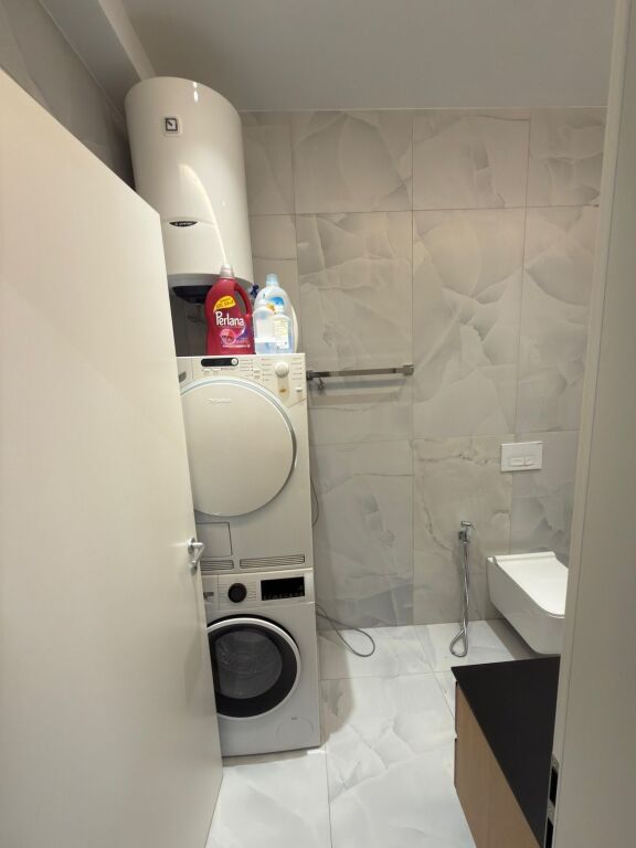 Jepet me qera Apartament 1+1  Adresa : Kaimi Ali Demi  Kati 3  E mobiluar  Cmimi 480 mij lek  Ne cmim perfshir internet dhe administrim