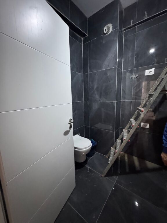 🏢 Jepet me qera apartament 1+1 – 📍Astir, pranë Vilës L2 🏗️ Pallat i sapopërfunduar 🏢 Kati: 7 🏠 Tipologjia: 1+1  💰 Çmimi: 50.000 lekë/muaj