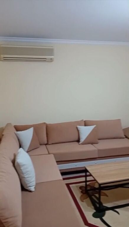 Jepet me qera Apartamenti 2+1 , Xhamlliku prane Rosman Lala ( rruga Qemal Stafa) 600 mije leke