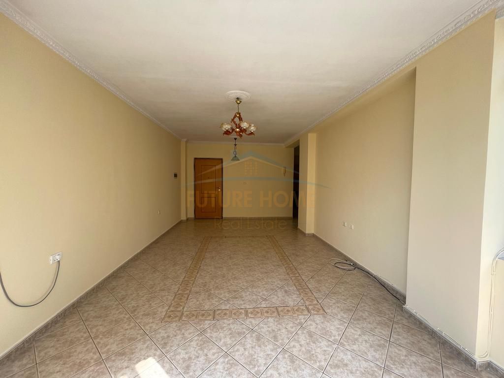 Shitet Apartament 2+1+2, Komuna e Parisit