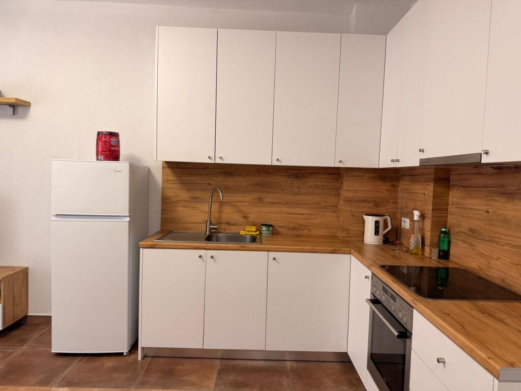 Apartament 1+1 për shitje – Shkëmbi i Kavajës, pranë Hotel Majestic