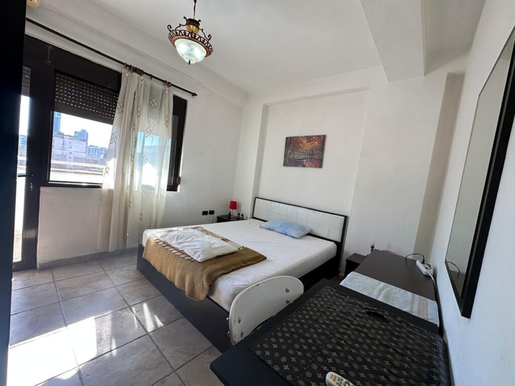 Via Mine Peza, vicino alla Procura di Tirana, si affitta appartamento, 3+1+2, arredato. 70.000 Lek  