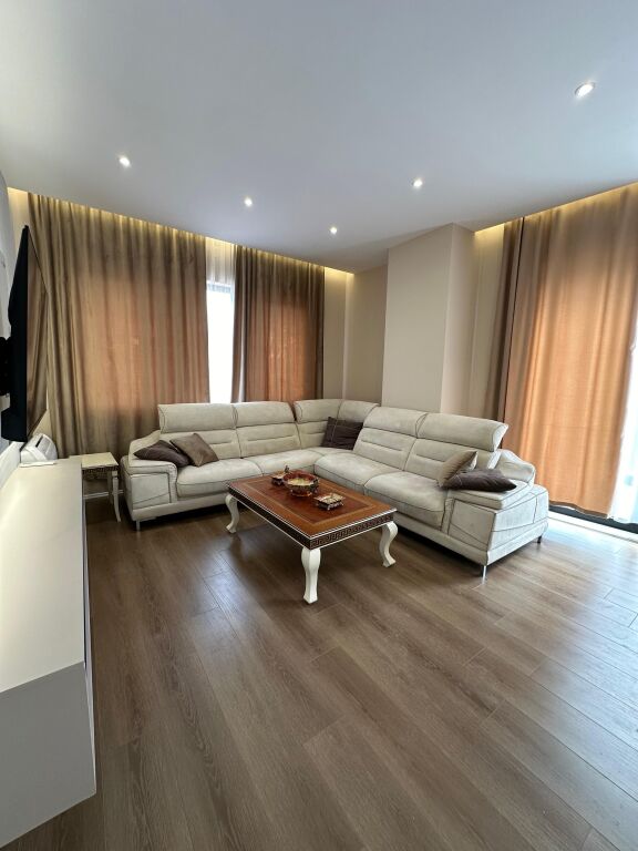 Super appartamento 2+1+2 in affitto al Crocevia Vasil Shanto/1000 euro