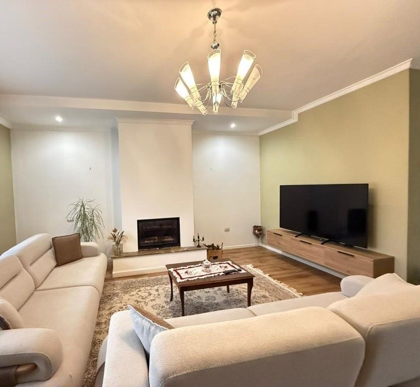 Super Villa in Affitto – Con Giardino Verde e Parcheggio per 2 Auto