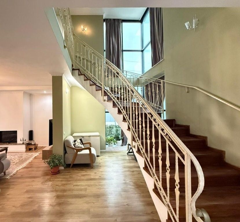 Super Villa in Affitto – Con Giardino Verde e Parcheggio per 2 Auto