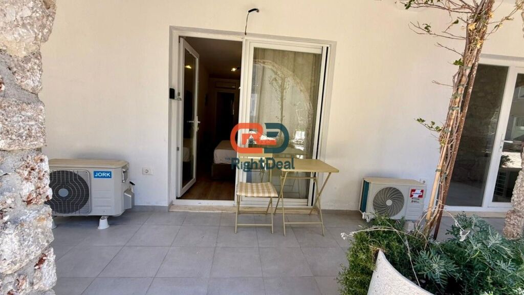 A Dhermi, Nel Complesso Sofo Duni, Monolocale Totalmente Investito, Con Posto Auto !!