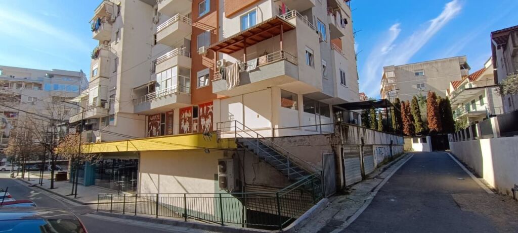 VENDIAMO NEGOZIO VICINO AL RISTORANTE FRESKU 🏬 📐 165 m² spazio interno + 150 m² veranda 📍 Piano 0 | Costruito nel 2014