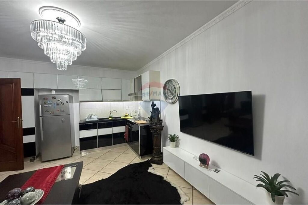 Shitet apartament 3+1 te Rruga e Kavajes, Globe