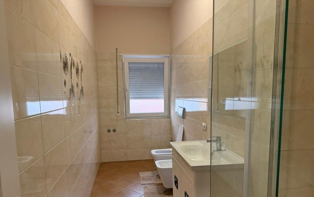 Super Villa in Affitto – Con Giardino Verde e Parcheggio per 2 Auto