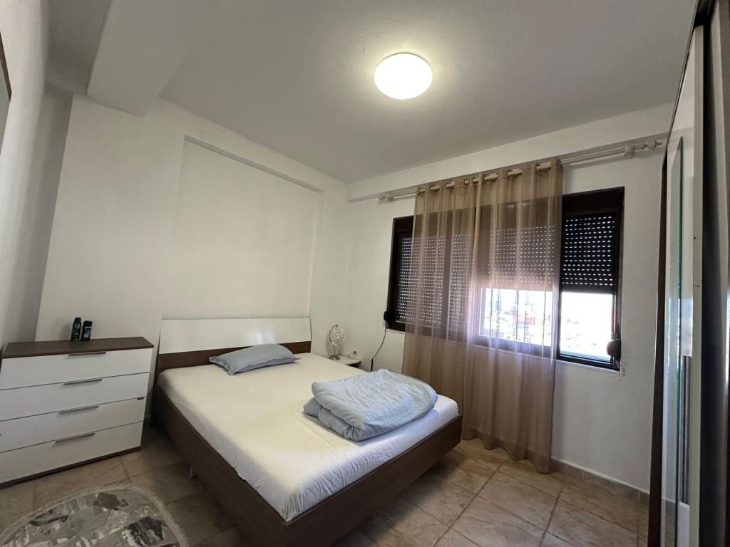 Via Mine Peza, vicino alla Procura di Tirana, si affitta appartamento, 3+1+2, arredato. 70.000 Lek  