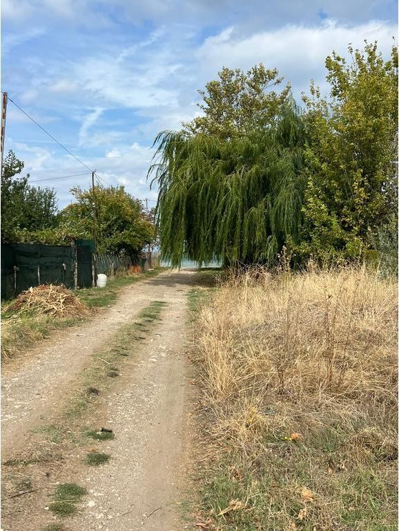 Shitet Tokë në Pogradec, Vetëm 30 m nga Liqeni 60,000 €