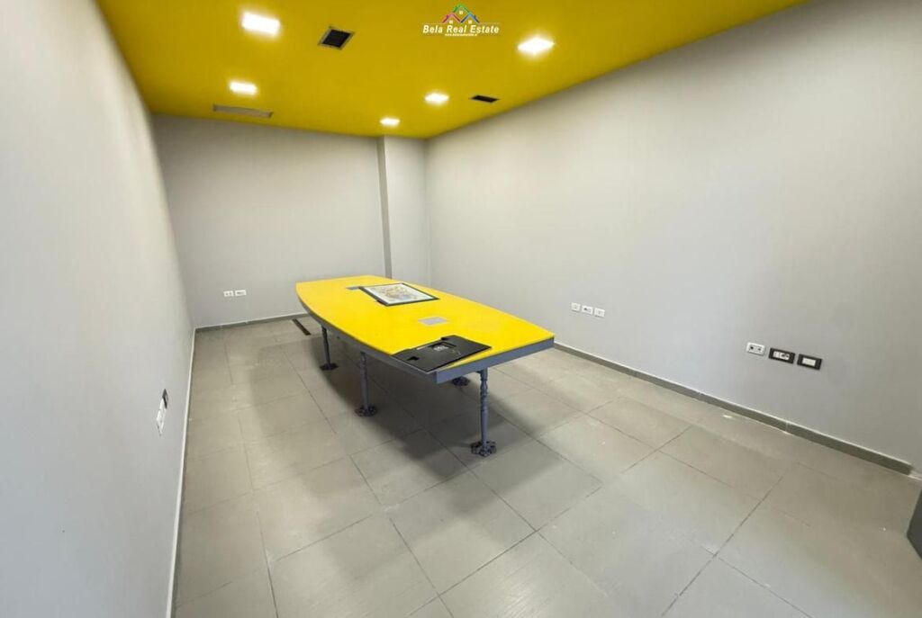 Ufficio in affitto in Via Kavaja (ID BZ2800) Tirana