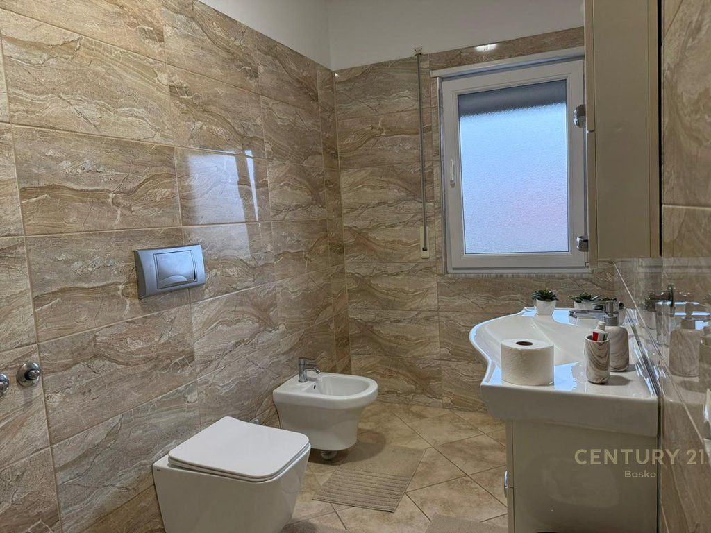 JEPET ME QERA SUPER VILE ME KOPSHT DHE PARKIM PER 2 MAKINA