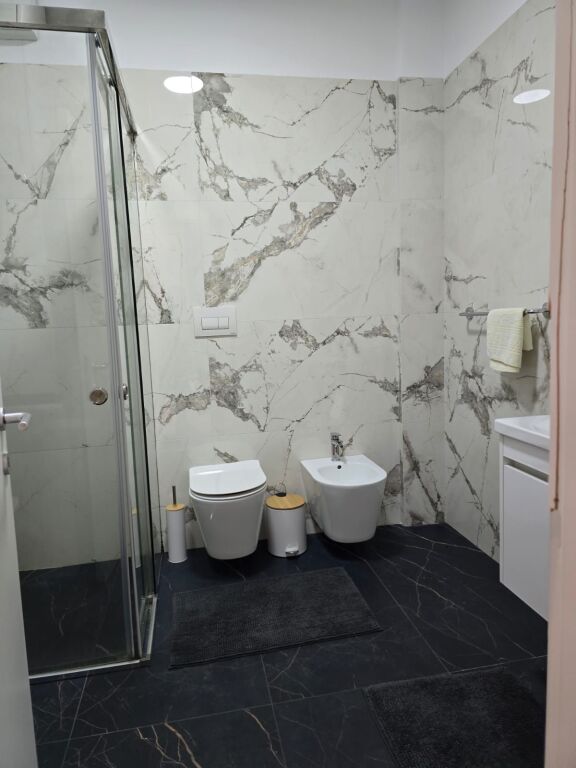 Affittasi 1+1 più posto auto, Teg