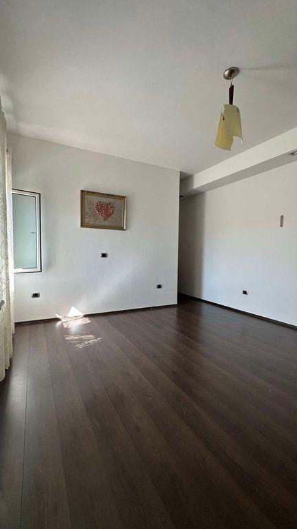 Godinë 4-katëshe për shitje për banim ose biznes!