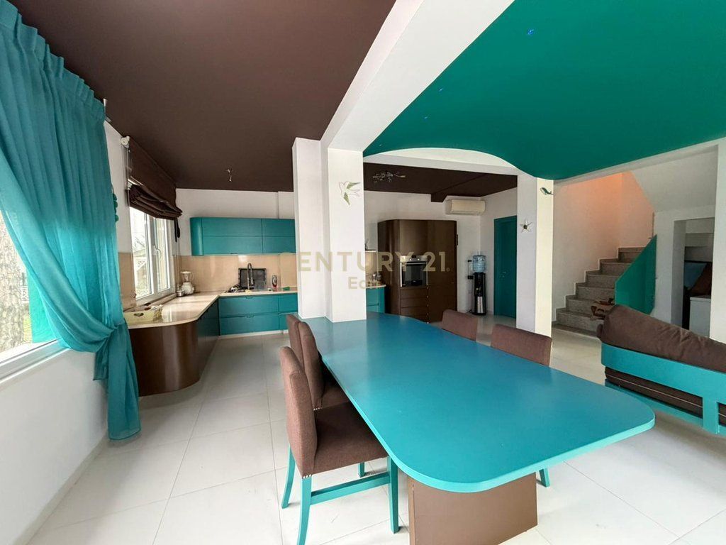 3-storey Villa For Sale in Qerret! 1,000,000 €