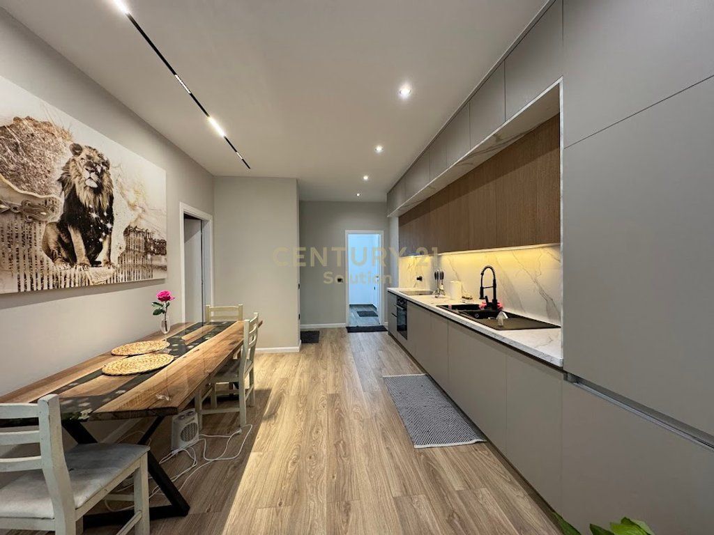 Apartament 2+1 per shitje prane Eleonores