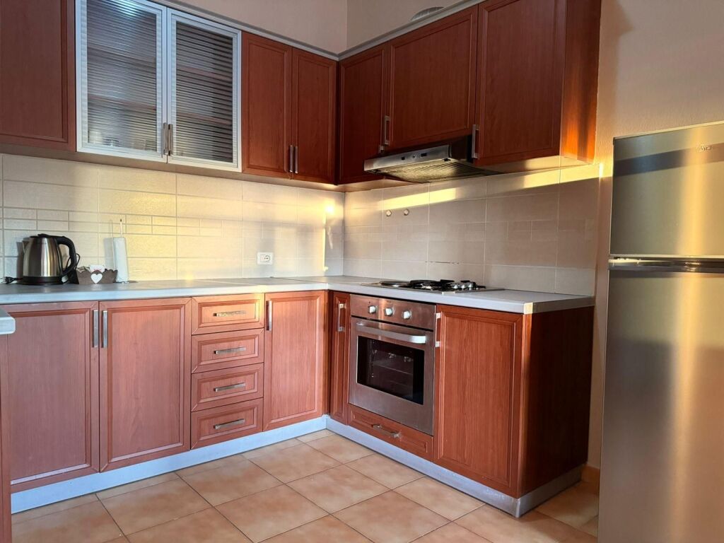 Apartament 1+1 per qira tek rruga e Barrikadave!