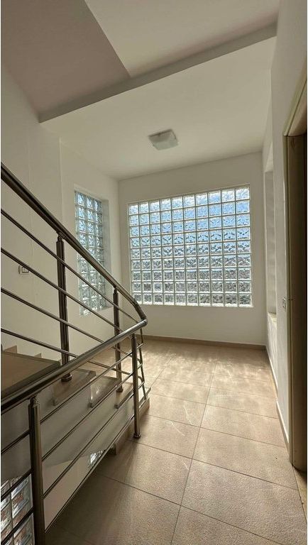 Godinë 4-katëshe për shitje për banim ose biznes!