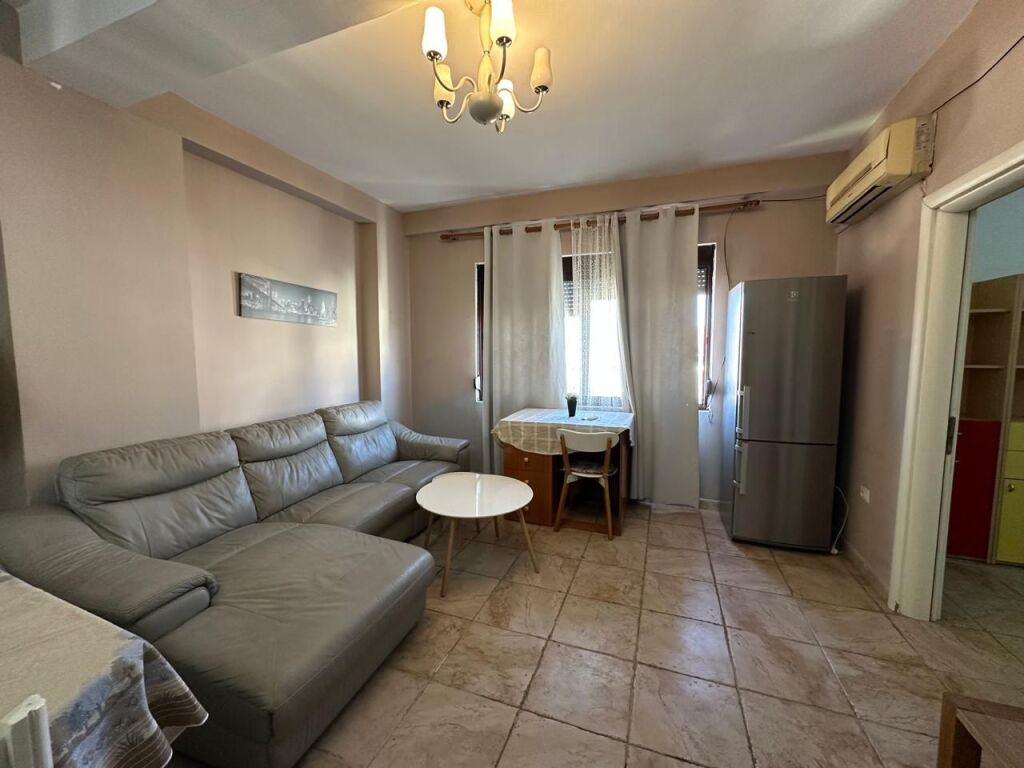 Via Mine Peza, vicino alla Procura di Tirana, si affitta appartamento, 3+1+2, arredato. 70.000 Lek  