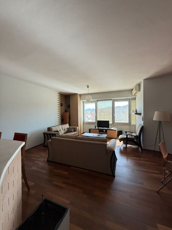 Jepet me qera apartament rr Kavajes