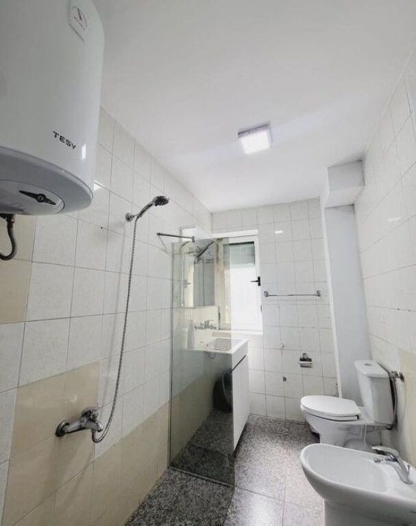 JEPET ME QIRA APARTAMENT 1 + 1 TEK SHKOLLA E KUQE !!