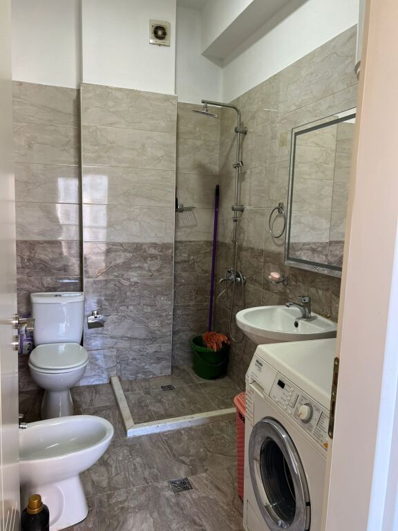 Affittasi appartamento 1+1 – Via Frosina Plaku, Complesso Contatto 📍