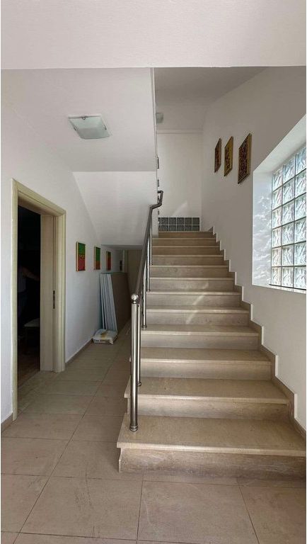 Godinë 4-katëshe për shitje për banim ose biznes!